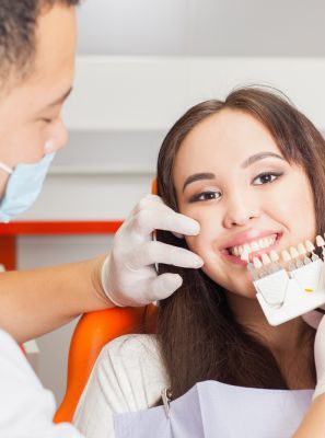 Dentista explica o passo a passo de como fazer o clareamento dental caseiro