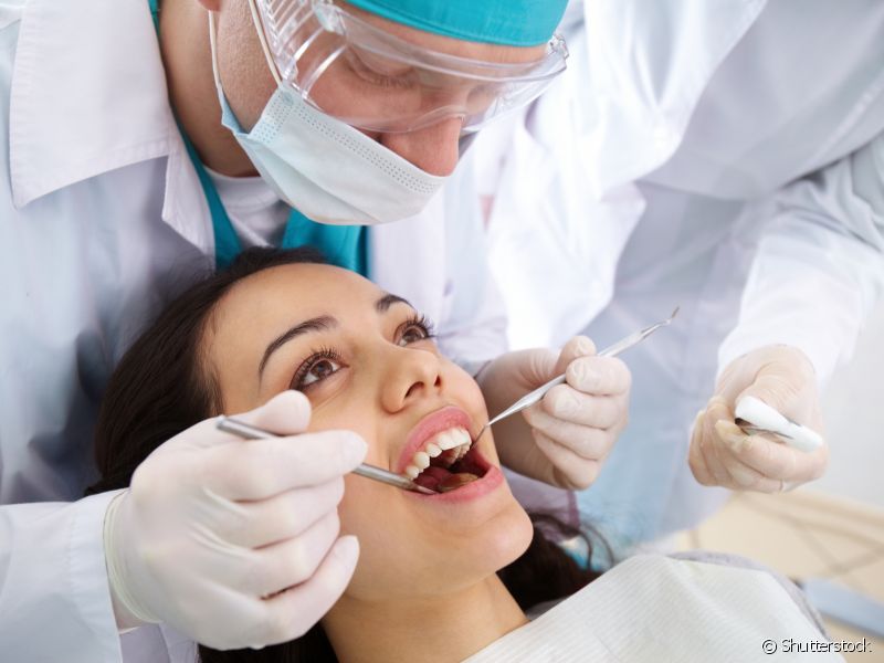 O dentista vai realizar o diagnóstico para indicar o melhor tratamento da sua sensibilidade. Aproveite para tirar todas as dúvidas sobre o assunto.