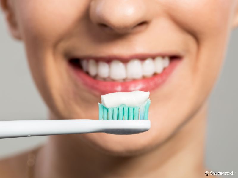 Os cuidados começam no consultório dentário, mas o paciente precisa continuar em casa usando creme dental para dentes sensíveis.