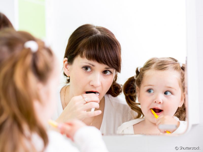 Você também pode estimular a higiene bucal dando o exemplo e fazendo a sua higiene bucal na frente dele. Eles imitam muito os adultos!
