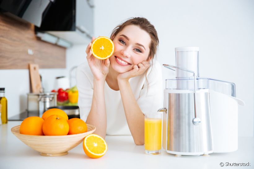 Suco de laranja é um exemplo de bebida ácida, que pode provocar a erosão dentária. Veja os cuidados essenciais para evitar o problema