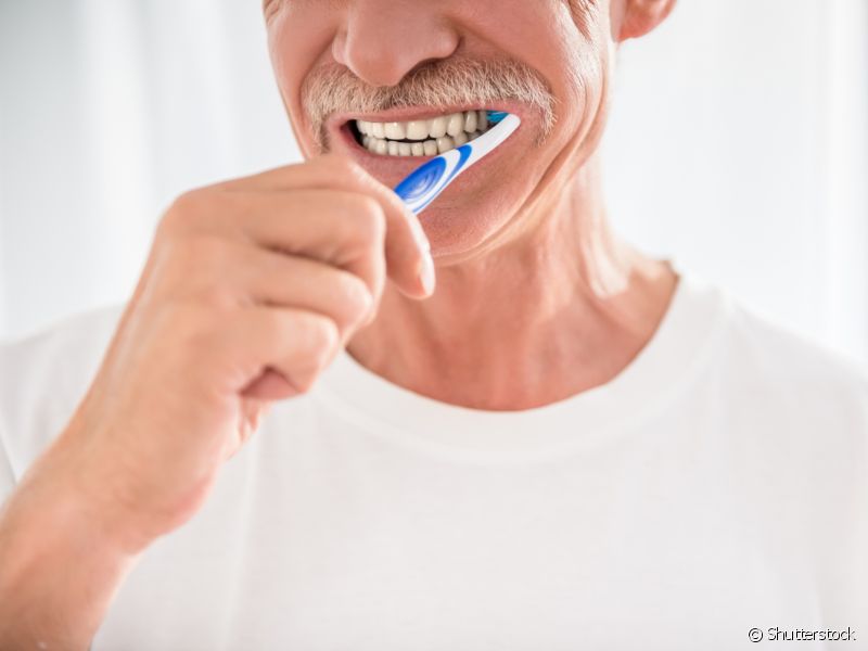 Com uma escova dental comum deve-se higienizar a cavidade oral para remover resíduos alimentares do palato, língua e gengiva