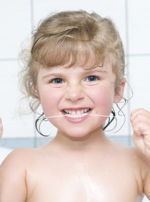Fio dental na higiene das crianças: como a odontopediatra pode ajudar nesse momento