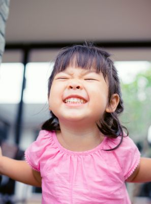 Fio dental de hastes é o mais adequado para a higiene bucal das crianças?