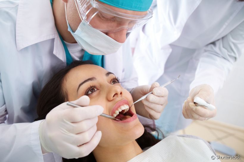 Você já viu alguém com os dentes incisivos cariados? O mais comum é que a doença apareça nos dentes posteriores, mas será que o problema atinge apenas os molares?