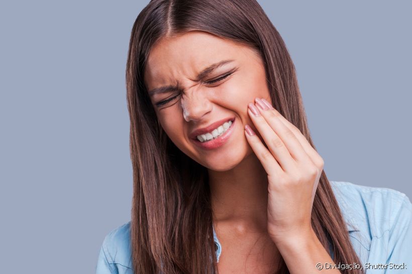 A cárie profunda é aquela que pode chegar à camada mais profunda do seu dente, a polpa dentária. O quadro apresenta muita dor e, geralmente, um tratamente mais invasivo