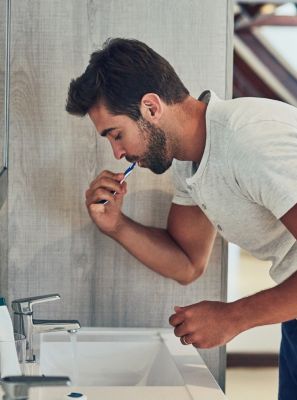 Sensibilidade dentária: escovar os dentes com muita força pode ser a causa do problema