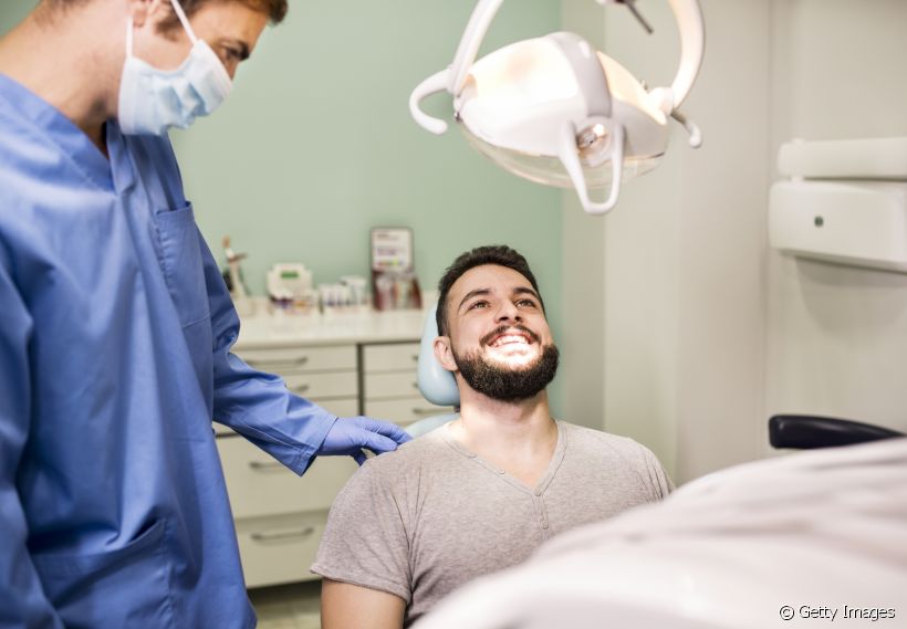 Um dente a menos na boca faz toda a diferença, sabia? Se esse for o seu caso, talvez esteja na hora de considerar colocar um implante dentário. Conheça mais sobre essa técnica que pode ajudar a trazer de volta o seu sorriso!