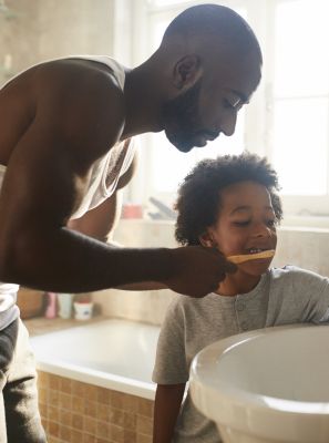 Saúde bucal infantil: passo a passo de como ensinar seu filho a escovar os dentes