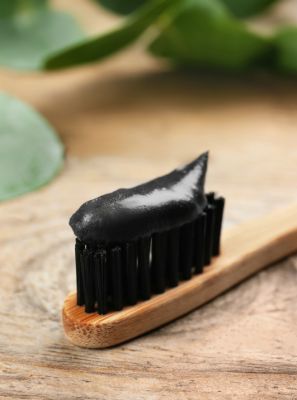 Creme dental clareador com carvão pode ajudar na sensibilidade dentária?