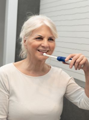 Escova de dentes elétrica para quem tem prótese dentária: quais as vantagens de usar na higiene bucal