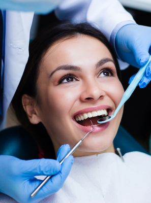 Passo a passo da limpeza de tártaro: saiba como o procedimento é feito para evitar a gengivite e a periodontite
