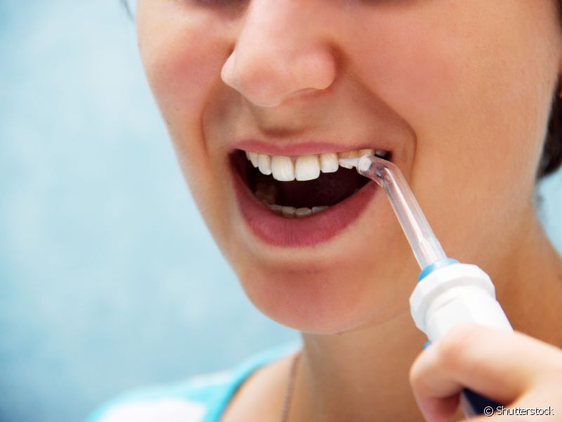 Em seguida, o dentista vai realizar uma espécie de lavagem dos dentes usando água e um jato de bicarbonato de sódio. Essa combinação ajuda a eliminar a placa bacteriana de forma mais profunda, evitando uma gengivite.