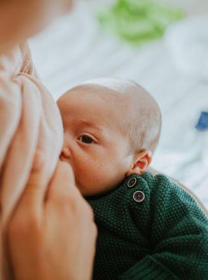 Leite materno pode causar cárie nos dentes de leite? Profissional esclarece o assunto