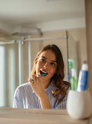 Clareamento dental: usar pasta de dentes com efeito whitening ajuda a manter os dentes brancos por mais tempo?