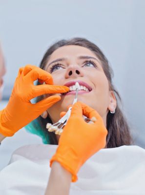 Dá para reverter a aplicação de facetas de porcelana ou lentes de contato dental? Dentista esclarece o assunto