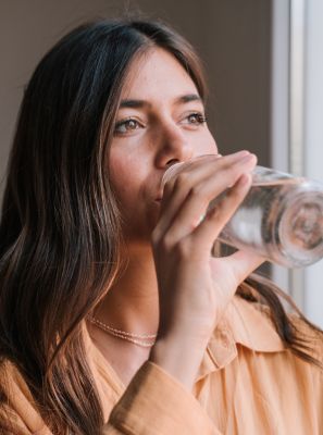 Beber água pode ajudar com a sua saúde bucal: 5 benefícios do hábito para o seu sorriso