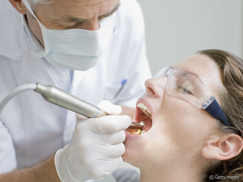 Se for um abscesso periodontal deve-se tratar a gengiva por meio de medicamentos e raspagem subgengival.