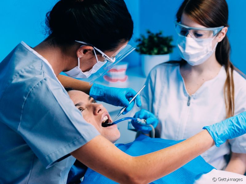 No caso de um abscesso por cárie e necrose pulpar, o tratamento de canal deve ser feito para tratar as raízes dentárias através da limpeza e desinfecção.