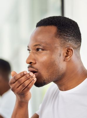 A periodontite pode causar mau hálito? Entenda a relação entre essas duas doenças bucais