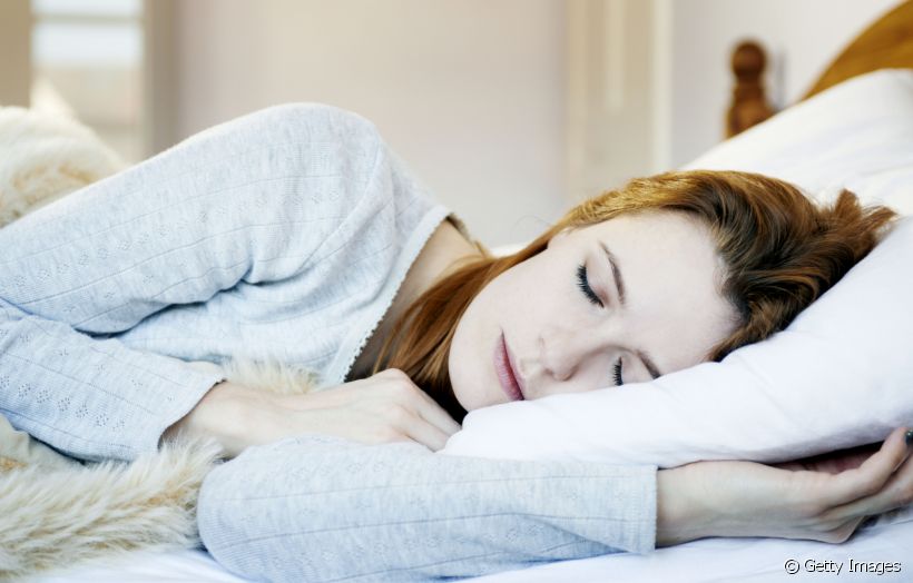 Alguns hábitos comuns que podem influenciar no surgimento da DTM. Saiba se dormir com a mão embaixo do rosto é um deles!