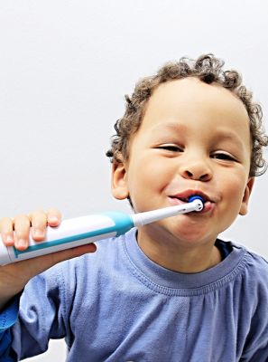 Escova de dentes elétrica: veja 4 vantagens do acessório para higiene bucal infantil