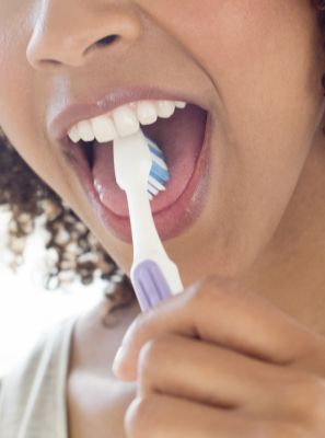 Língua branca: como limpar? Veja os cuidados com a higiene bucal para eliminar o problema