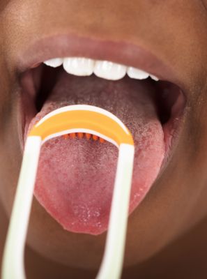 Limpador de língua infantil: o que é? Como usar? A importância dessa higiene bucal desde a primeira idade
