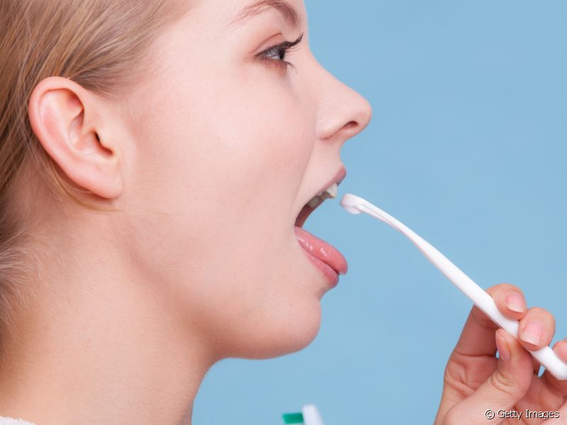 Antes de iniciar a limpeza da língua, coloque-a exageradamente para fora da boca e estabilizá-la com uma gaze.
