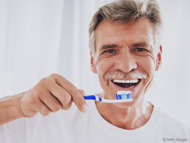 Depois disso, basta continuar a rotina de escovação dos dentes normalmente, incluindo o uso de uma escova de dentes com cerdas macias e enxaguante bucal.