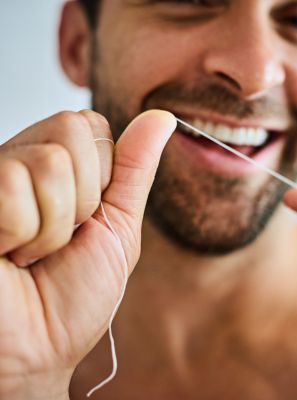 Fio dental ou fita dental: existe diferença? Qual é o melhor produto para limpar entre os dentes?