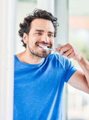 Escova de dentes é tudo igual? Veja as diferenças entre a higiene bucal com o modelo tradicional e elétrico