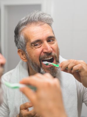 Gengiva sangrando: 3 formas de tratar o quadro para garantir a sua saúde bucal