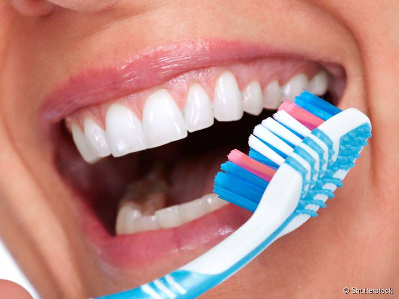 Escove a face voltada para a bochecha e a face interna dos dentes, além da superfície usada para mastigação.