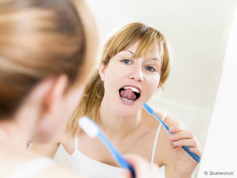 Para terminar, dê uma bela escovada na língua com a escova alinhada na horizontal para eliminar as bactérias causadoras do mau hálito.