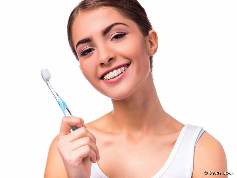Você precisa adquirir novos modelos de escova dental a partir de agora, como a ortodôntica e a interdental, que facilitarão sua higiene.