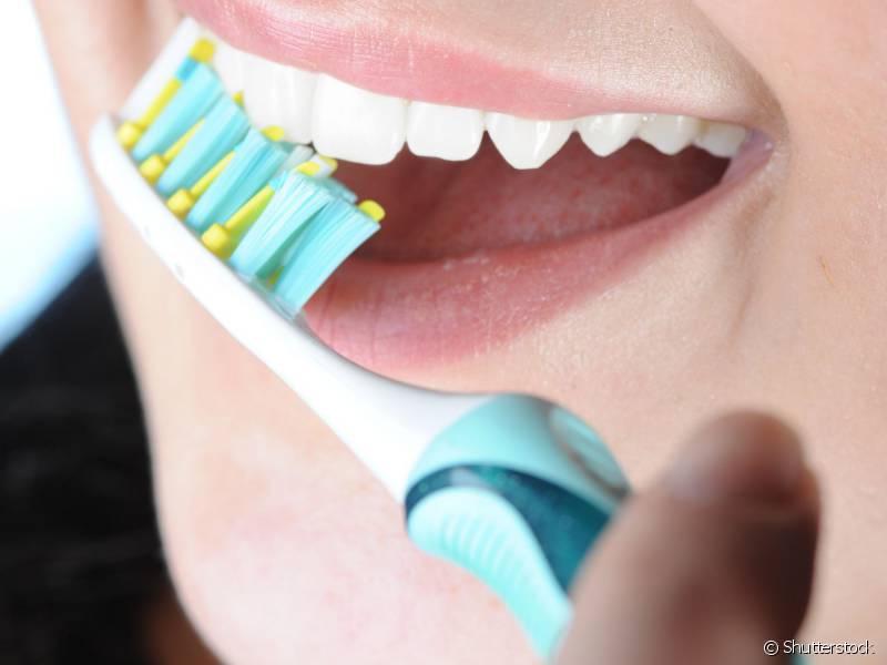 Faça a higiene dos seus dentes e, em seguida, do aparelho, separadamente, em um copo com soluções especiais ou com sua própria escova de dentes.