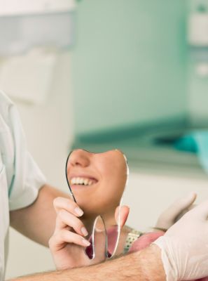 Pensando em realizar um clareamento dental? Você precisa ler esse passo a passo antes