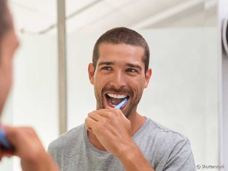 Depois de identificar a necessidade do bloco dentário, o primeiro passo é realizar um reparo na  esmaltação do dente. Nessa etapa, o dentista deve realizar a extração da cárie e preparar a superfície dental para o procedimento.