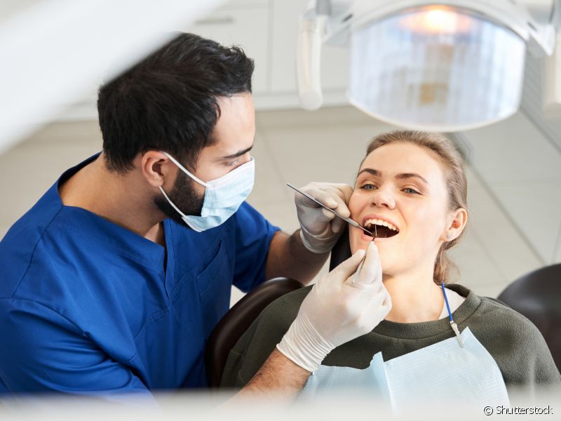 Depois de identificar a necessidade do bloco dentário, o primeiro passo é realizar um reparo na esmaltação do dente. Nessa etapa, o dentista deve realizar a extração da cárie e preparar a superfície dental para o procedimento.